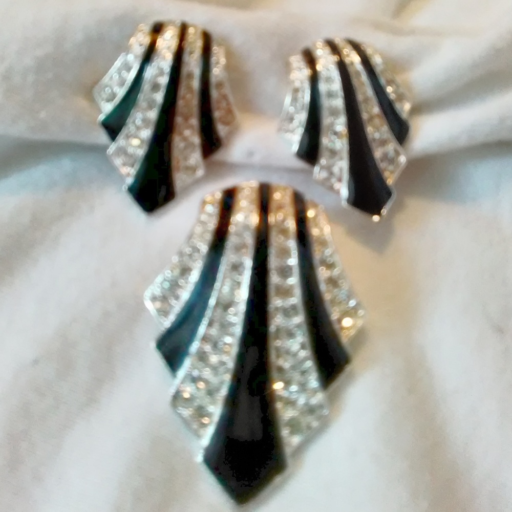 ART DECO SET BLACK AND SILVER CLIP ON